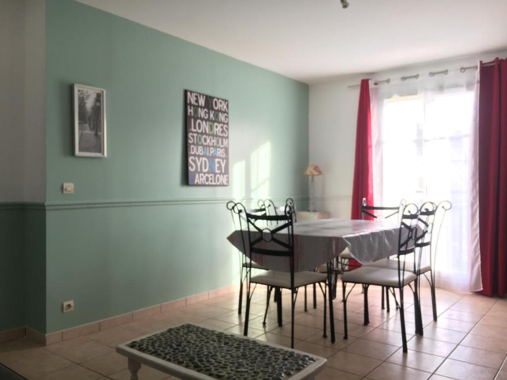 Zon&#x103; de luat masa &icirc;n acest apartament