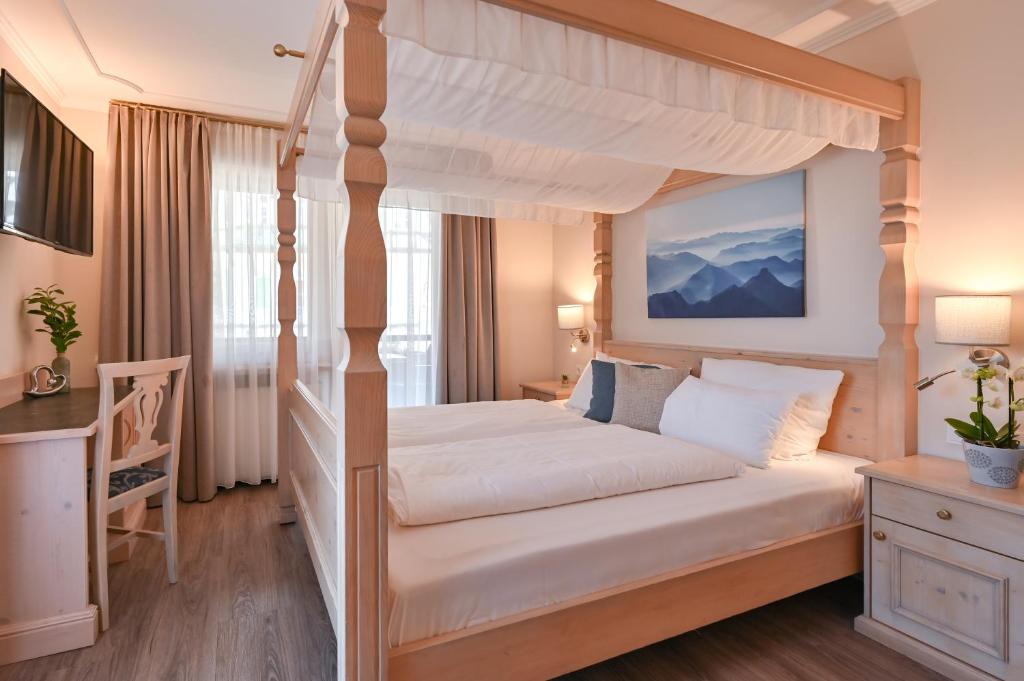Postel nebo postele na pokoji v ubytování Hotel Alpenstuben