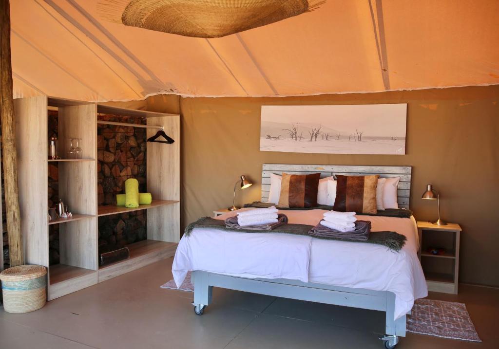 En eller flere senge i et værelse på Elegant Desert Camp