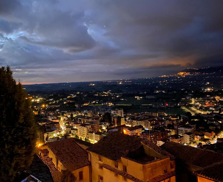 uma vista da cidade à noite em Relais Il Monaco em Artena