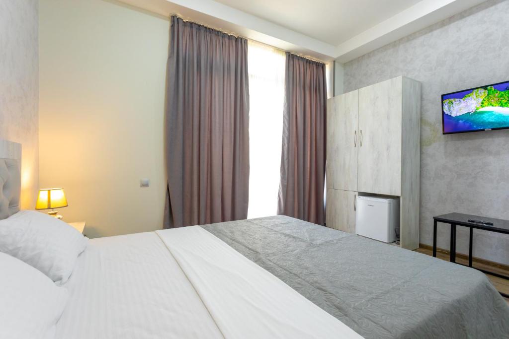 TV a/nebo společenská místnost v ubytování Hotel Rustaveli