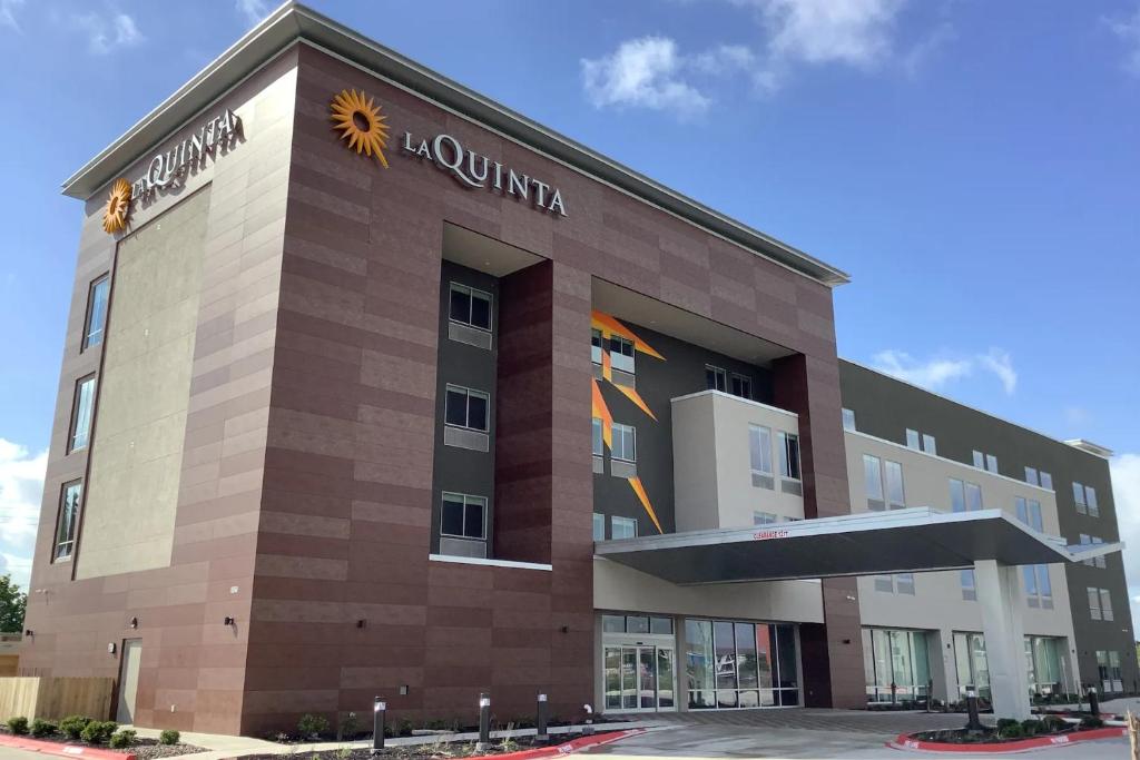 ein Gebäude mit einem Sonnenschild auf der Vorderseite in der Unterkunft La Quinta Inn & Suites by Wyndham Corpus Christi Southeast in Corpus Christi