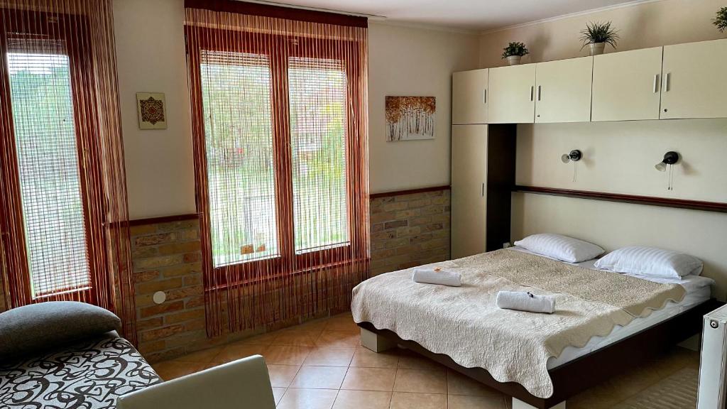 ein Schlafzimmer mit einem Bett mit zwei Handtüchern darauf in der Unterkunft Gyula Vár Panoráma Apartman in Gyula