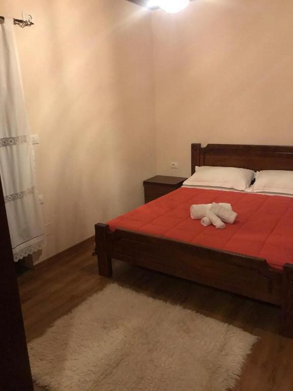 Postel nebo postele na pokoji v ubytování Bujtina Hadër Xhebro