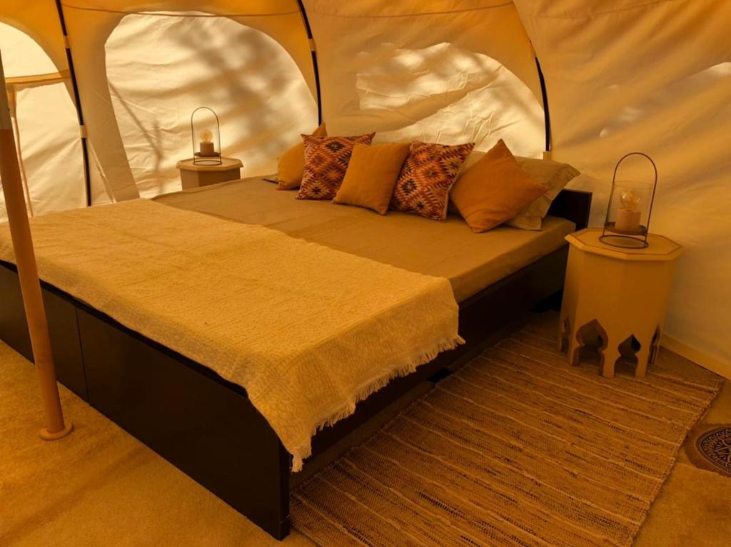 Postel nebo postele na pokoji v ubytování VinSan Glamping & Wellness Centre
