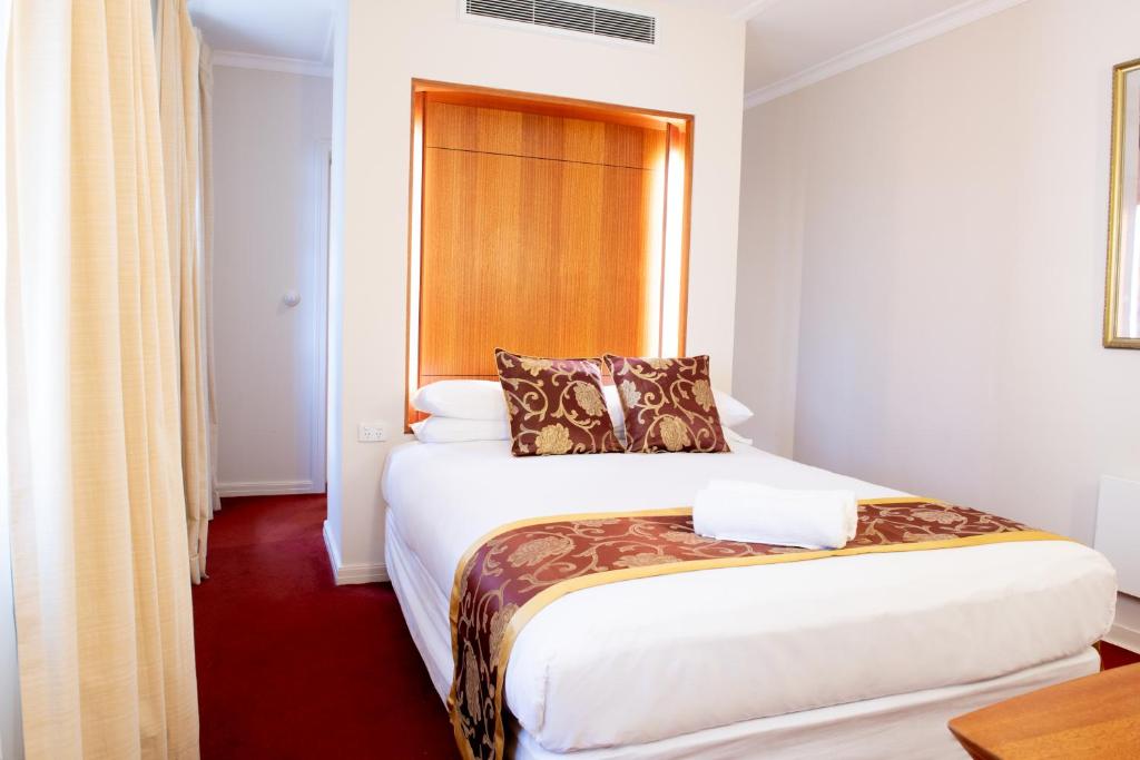 une chambre d'hôtel avec un lit et une fenêtre dans l'établissement Linaker Art Deco Motel, à Beechworth