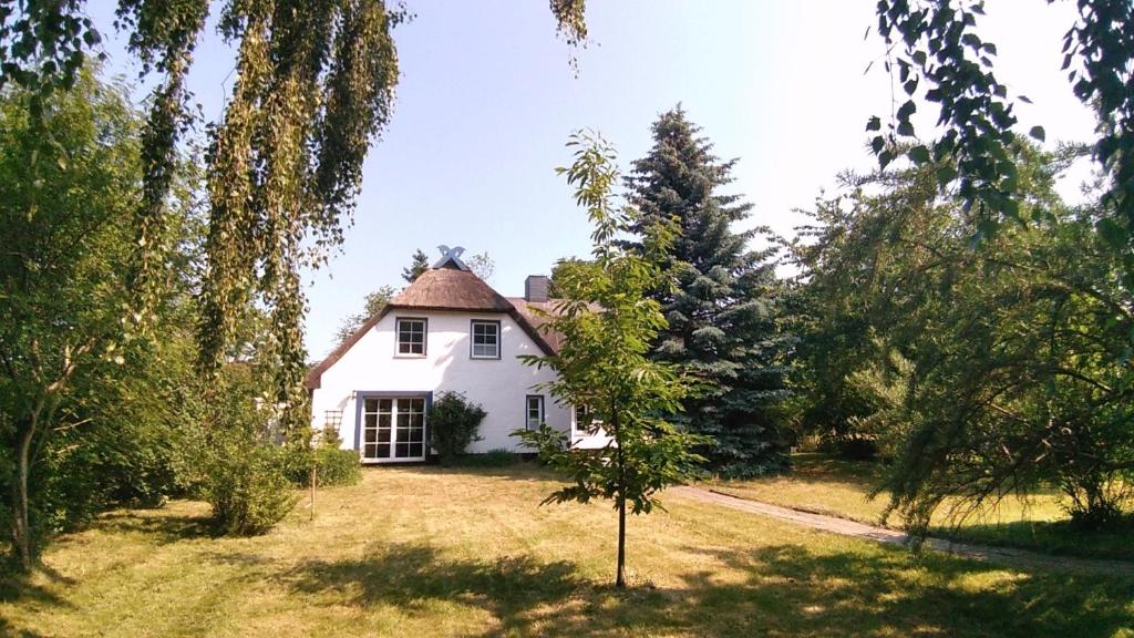 una casa blanca en medio de un patio en Dat Rügenhus, en Gustow