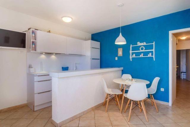 Kuchyň nebo kuchyňský kout v ubytování Apartmani Tanja