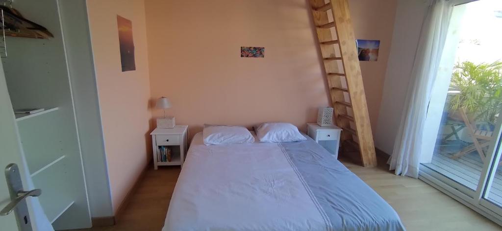 - une petite chambre avec un lit et une échelle dans l'établissement belle chambre sur terrasse à 3 min de la gare, à Bordeaux