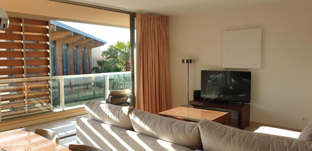 TV a/nebo společenská místnost v ubytování Apartamento Salgados Beach