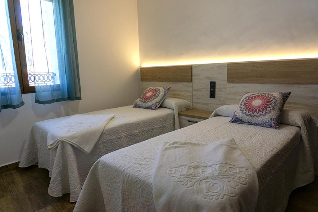 A bed or beds in a room at Alojamientos Rurales Entre Rocas