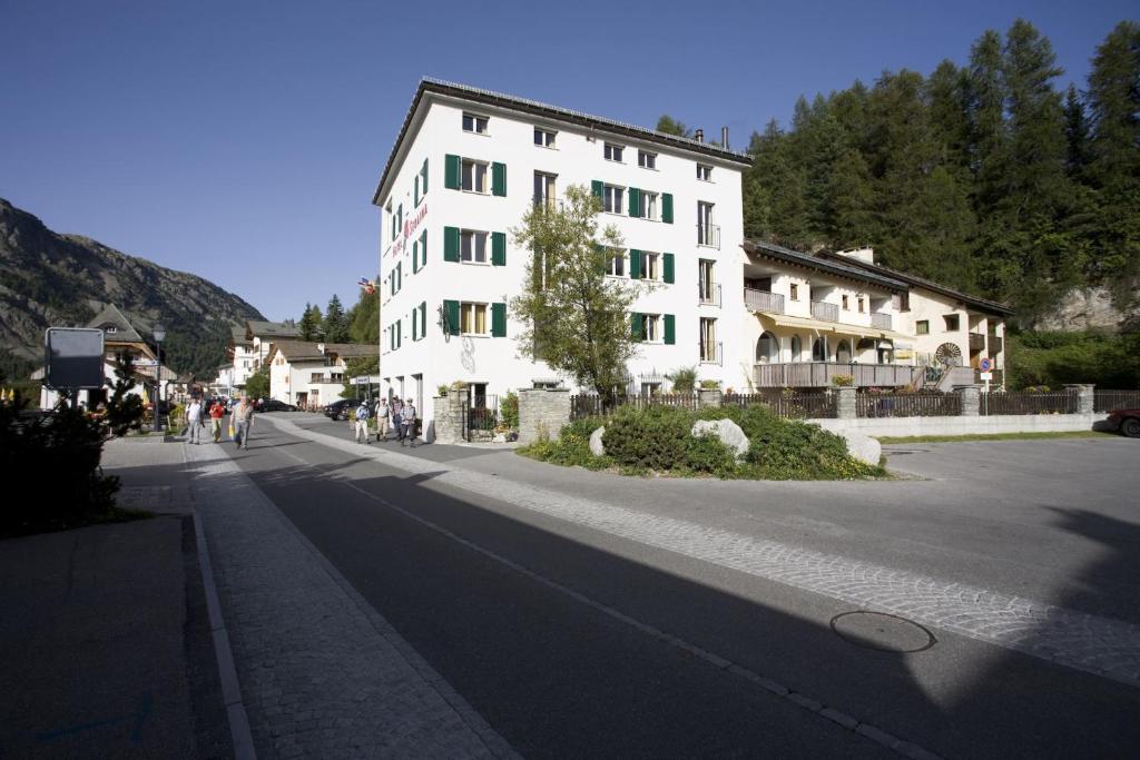 un edificio blanco al lado de una calle en Ferienwohnungen Seraina, en Sils-Maria