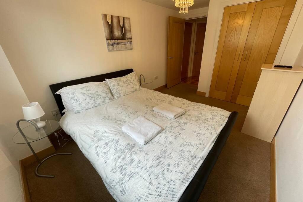 1 Bed Apartment next to train station City Centre