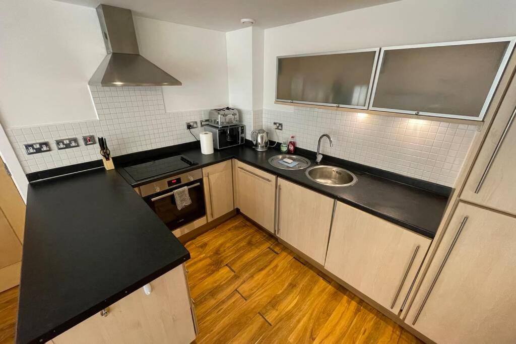 1 Bed Apartment next to train station City Centre