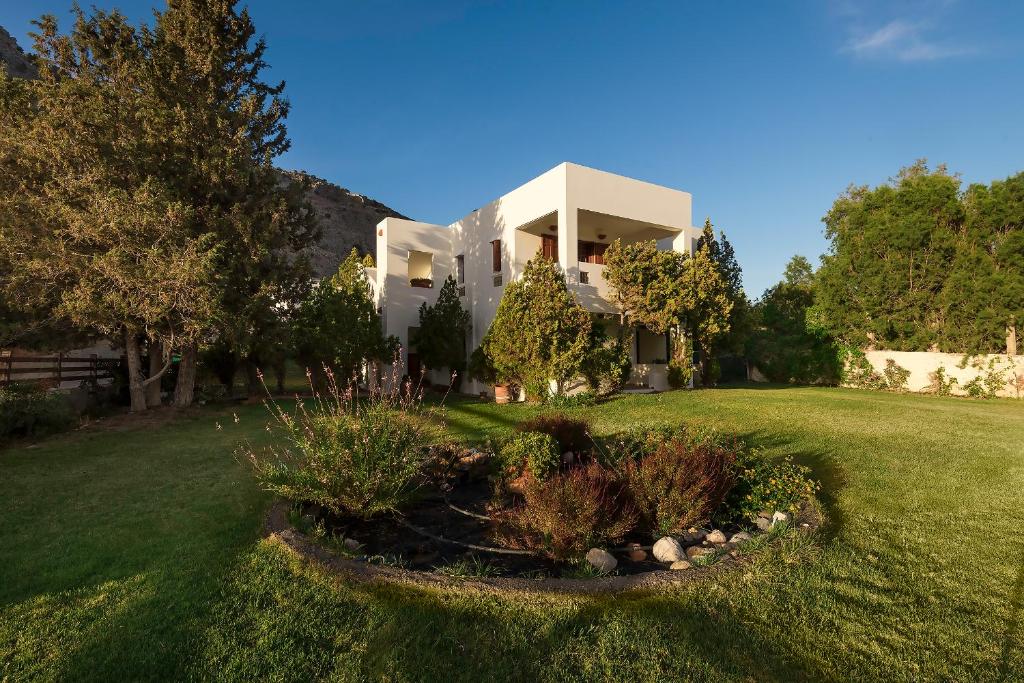 ein Haus auf einem Hügel mit Garten in der Unterkunft Emerald Dawn Villa in Pefki Rhodes
