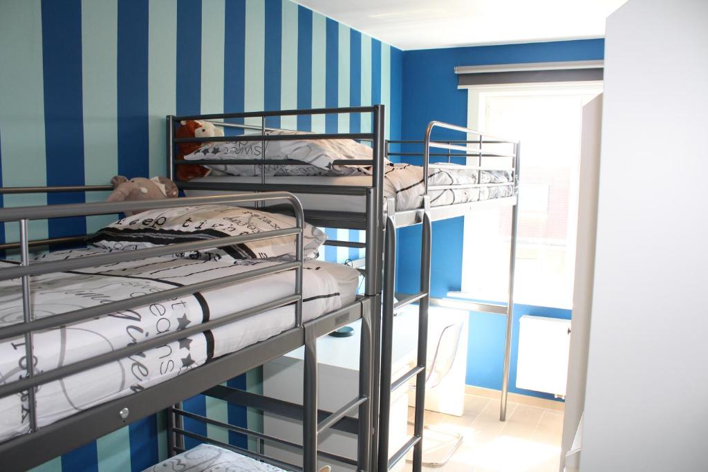 מיטה או מיטות קומותיים בחדר ב-Sailer 5A - De Panne