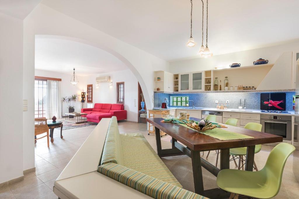 Kuchyň nebo kuchyňský kout v ubytování Emerald Dawn Villa
