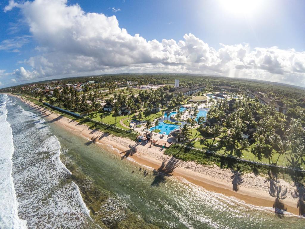 una vista aerea su una spiaggia con un resort di Beach Class Muro Alto Condomínio Resort - New Time a Porto De Galinhas