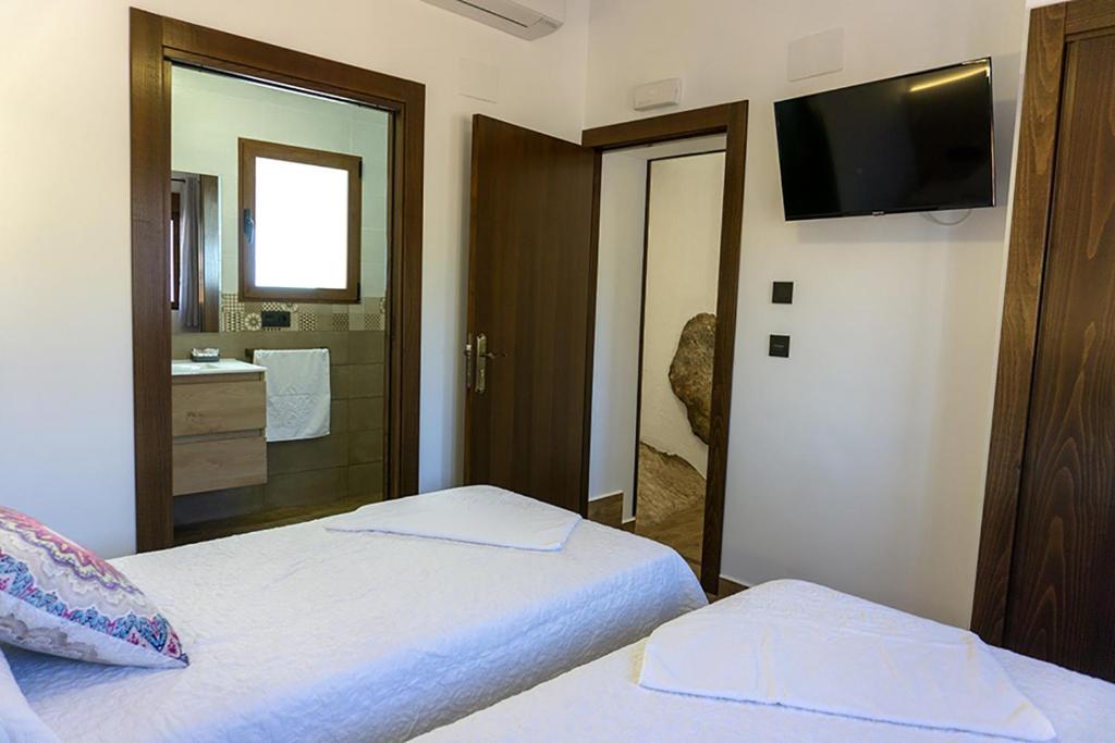 A bed or beds in a room at Alojamientos Rurales Entre Rocas