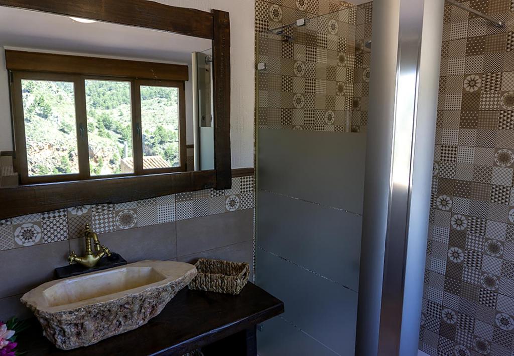 A bathroom at Alojamientos Rurales Entre Rocas