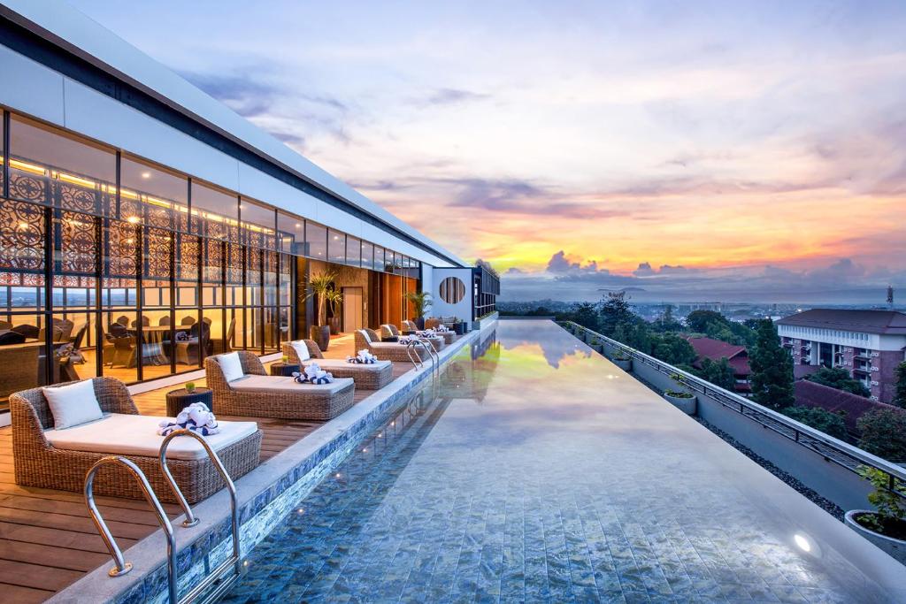 Bazén v ubytování The Manohara Hotel Yogyakarta nebo v jeho okolí