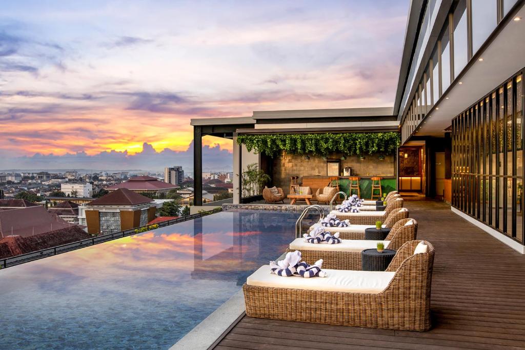 Bazén v ubytování The Manohara Hotel Yogyakarta nebo v jeho okolí