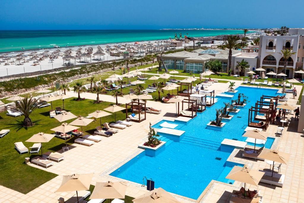 Majoituspaikan TUI BLUE Palm Beach Palace Djerba - Adult Only uima-allas tai lähistöllä sijaitseva uima-allas