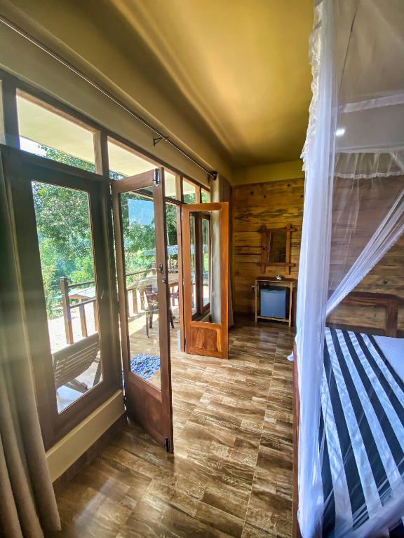 Postel nebo postele na pokoji v ubytování Ella 100 View Cottage