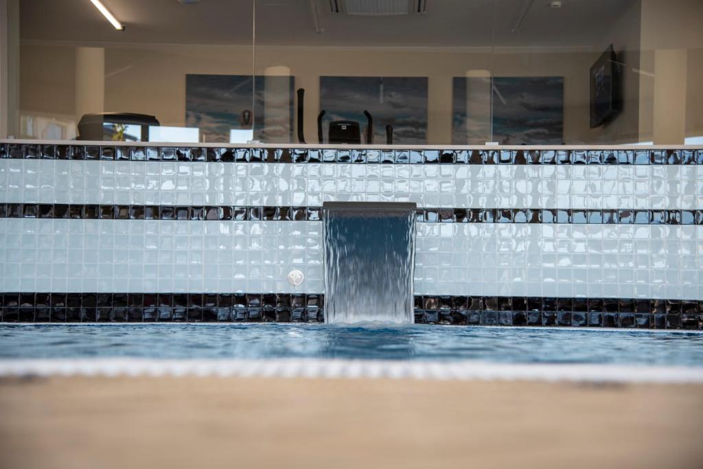 uma piscina com fonte de gua em Luna Hotel de Tbua na Tbua
