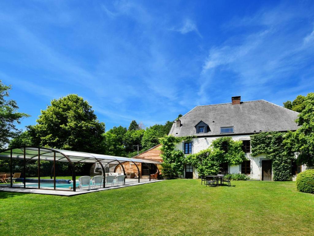 een huis met een zwembad in de tuin bij La conciergerie - Esc'Appart in Beauraing