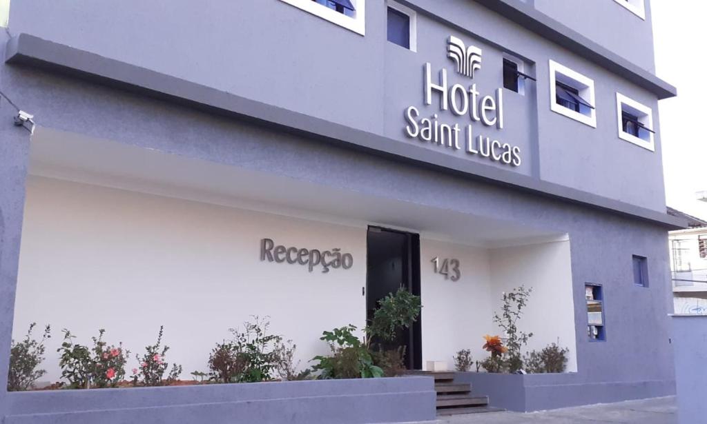 una señal de hotel en el lateral de un edificio en Hotel Saint Lucas, en São Paulo