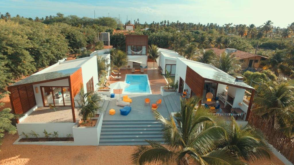 eine Luftaufnahme eines Hauses mit Swimmingpool in der Unterkunft Maison dos Corais in São Miguel do Gostoso