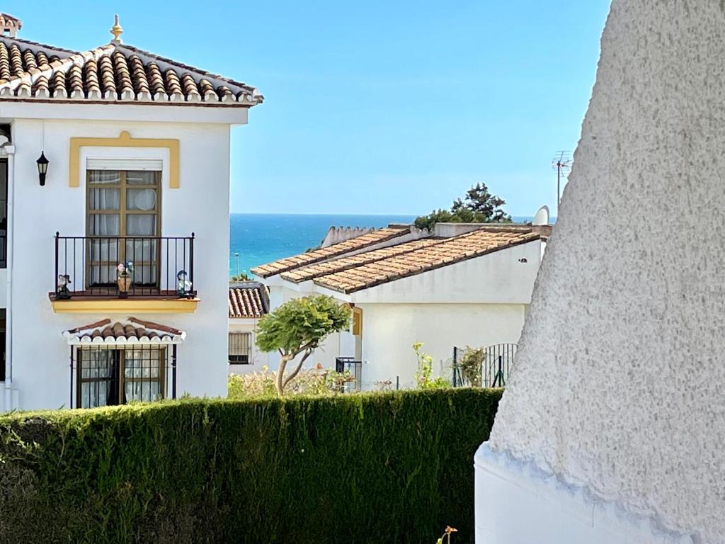 una casa bianca con vista sull'oceano di RIVIERA PLAYA 200m to the beach in Riviera del Sol, Mijas Costa a Sitio de Calahonda
