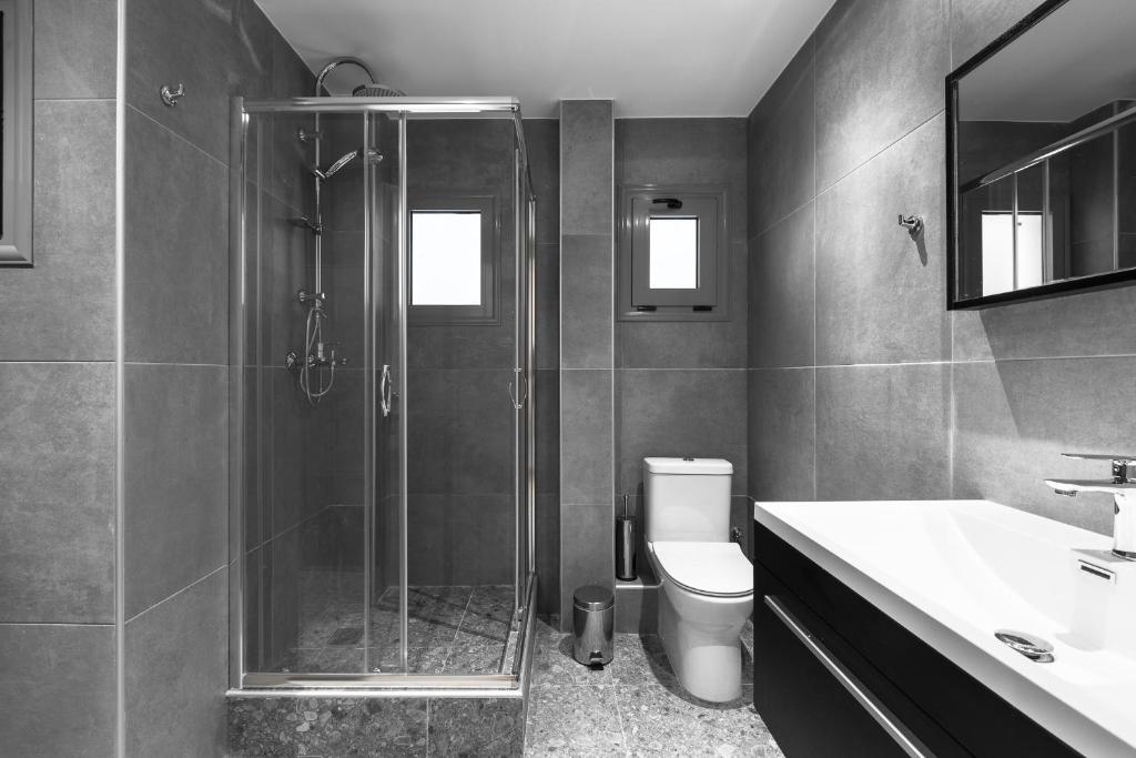 łazienka z prysznicem, toaletą i umywalką w obiekcie Nemea Apartments, The Luxury Suites w Salonikach