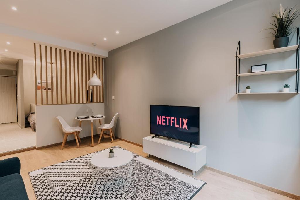 Telewizja i/lub zestaw kina domowego w obiekcie Nemea Apartments, The Luxury Suites