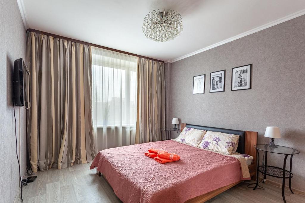 Кровать или кровати в номере Standard Brusnika Apartment on Eniseyskaya