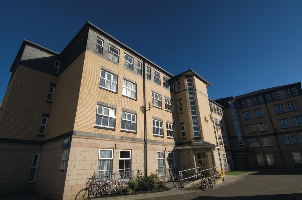 un gran edificio de ladrillo con bicicletas estacionadas fuera de él en Phoenix Halls en Brighton & Hove