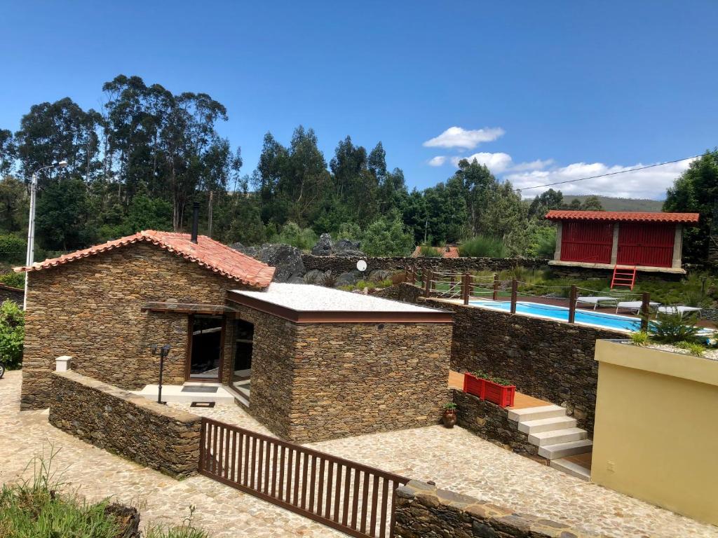 uma villa com piscina e um resort em Casa do Souto em Ponte de Lima