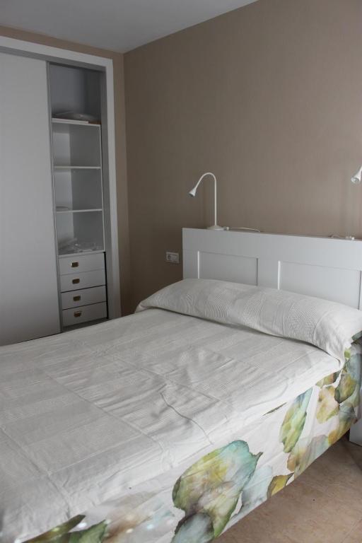 Posteľ alebo postele v izbe v ubytovaní APARTAMENTO LAS PALMERILLAS-RESIDENCIAL TORREQUEBRADA