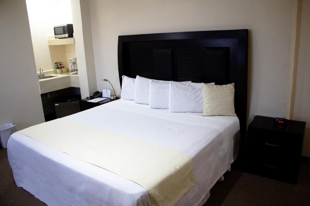 Postel nebo postele na pokoji v ubytování Best Western Real Tula Express