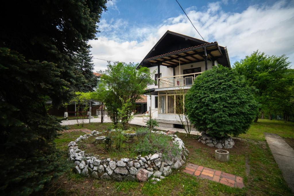 une maison avec un jardin en face dans l'établissement Villa Srce 2, à Sarajevo