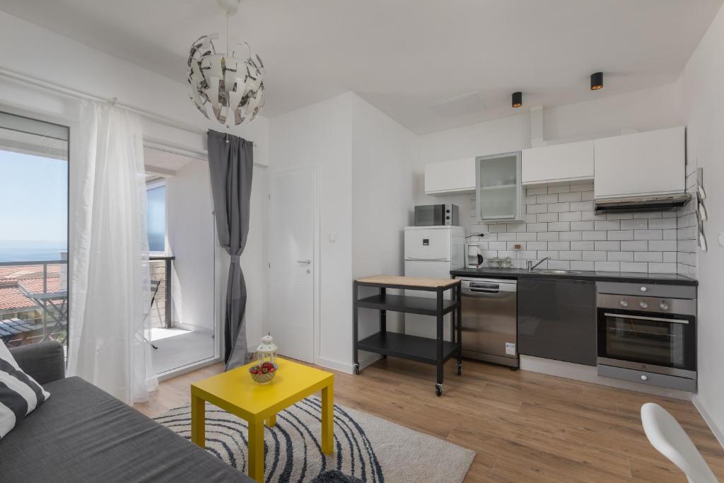 Kuchyň nebo kuchyňský kout v ubytování Apartments Left & Right with jacuzzi, 4 stars