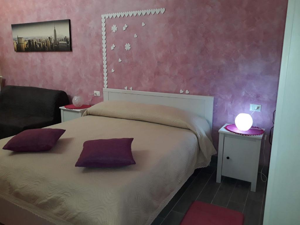 una camera con un letto con due cuscini sopra di Suites Florence a Pescara