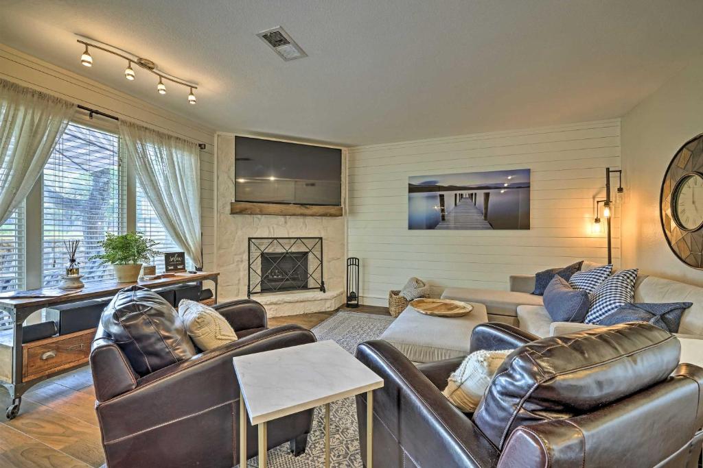 Χώρος καθιστικού στο Modern Townhome with Patio, Next Door to Resort