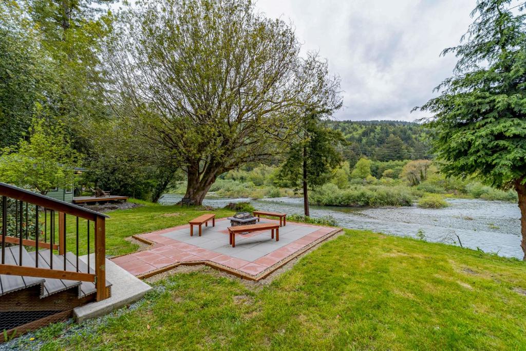 Gallery image of Emerald River Retreat in Smith River