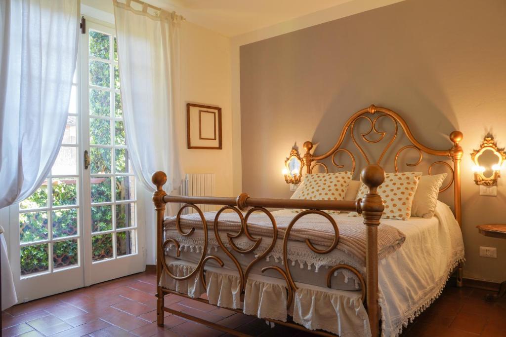 サン・ジミニャーノにあるLa Casa di Agnese - Appartamenti a San Gimignanoのベッドルーム1室(ベッド1台、大きな窓付)