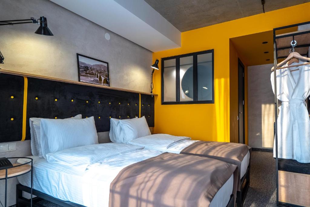 Postel nebo postele na pokoji v ubytování Tbilisi Story Hotel