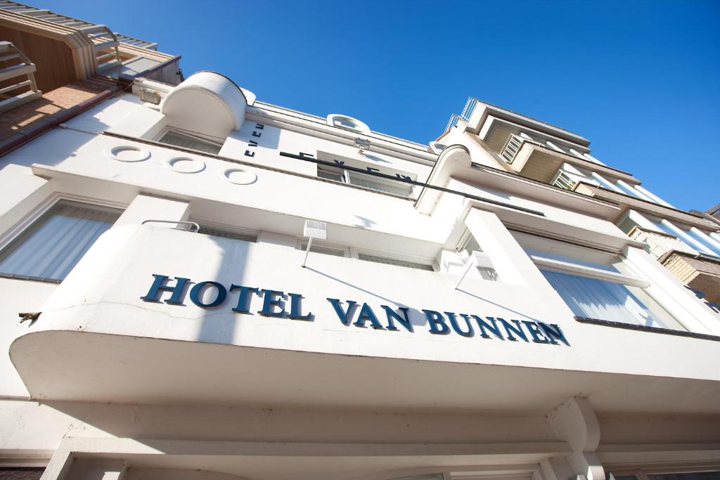 ein Hotel-Van-Burren-Schild an der Seite eines Gebäudes in der Unterkunft Hotel Van Bunnen in Knokke-Heist