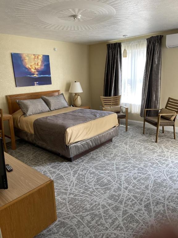 Postel nebo postele na pokoji v ubytování Lake Front Hotel