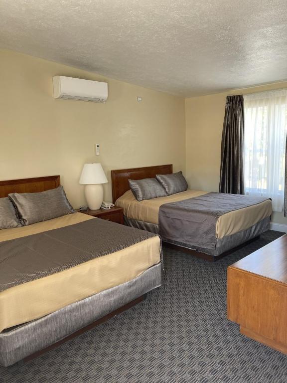Postel nebo postele na pokoji v ubytování Lake Front Hotel